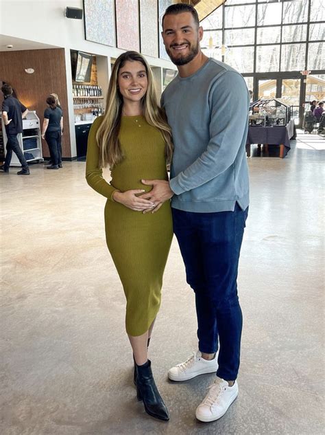 Mitch Trubisky enjoys Bills date night as free agency。